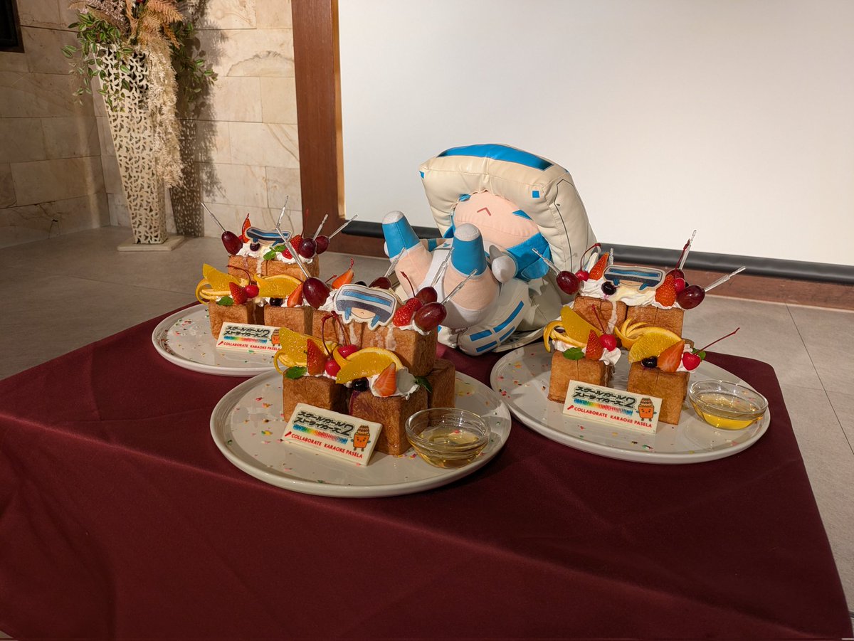 yamashitam_sgs's tweet photo. #スクスト2 サ終前日オフ会 #スクスト感謝祭 の開催報告をWebに掲載致しました。スクストのBGMや皆様から頂いた画像が流れる中での歓談やグッズ交換、各テーブルのスクスト豆知識、会場に特別提供頂いたモシュトーのサプライズ演出、総勢75名の記念撮影…本当に盛り沢山文字数 https://t.co/GPERE9VePg https://t.co/4uwhzrnQhs