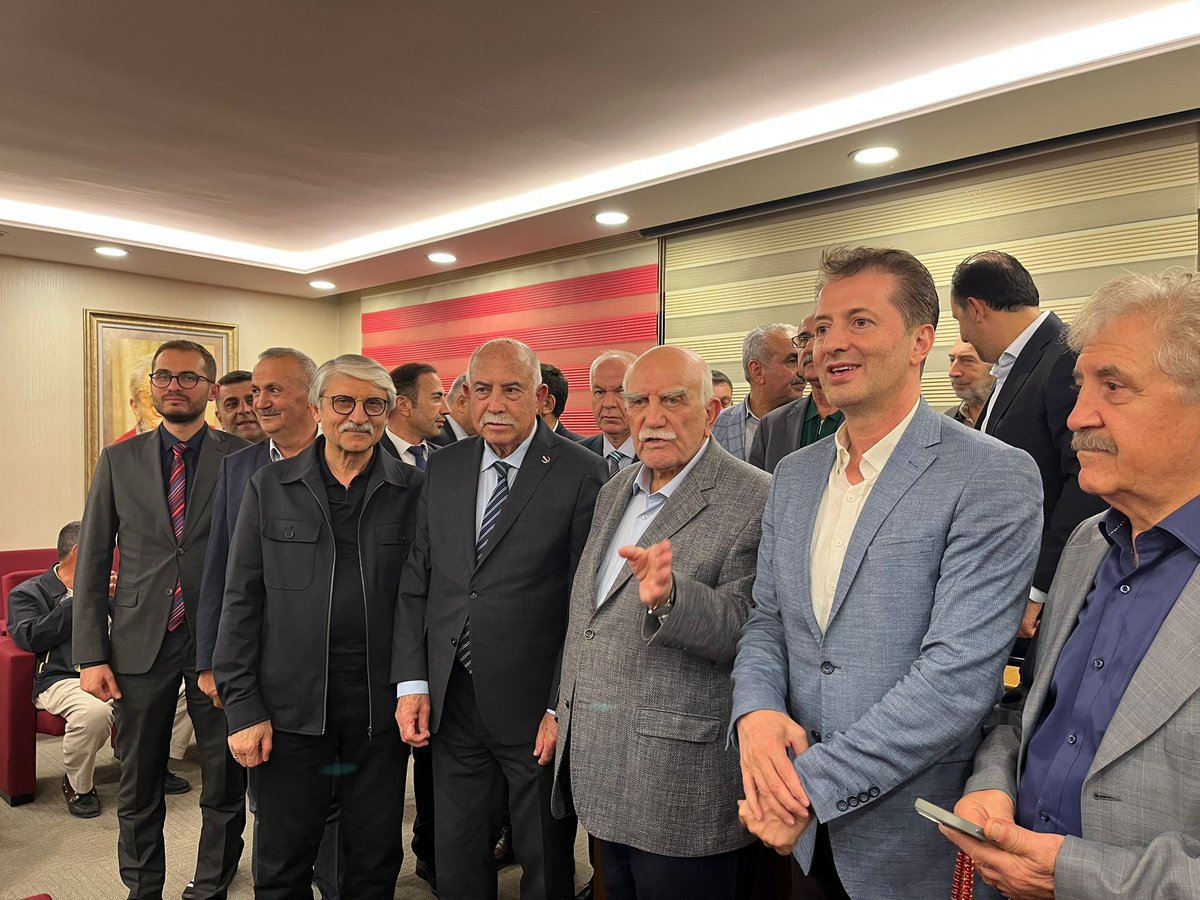 StkRefah38315's tweet photo. Genel Başkan Yardımcımız Mehmet Fatih Uğurlu, Birlik Vakfı Ankara Şube Başkanı Yusuf Necati Mücahitoğlu’nu ziyaret etti.
Nazik ev sahipliği için kendisine ve kıymetli heyetine teşekkür ediyoruz. https://t.co/hjIYlscxyU
