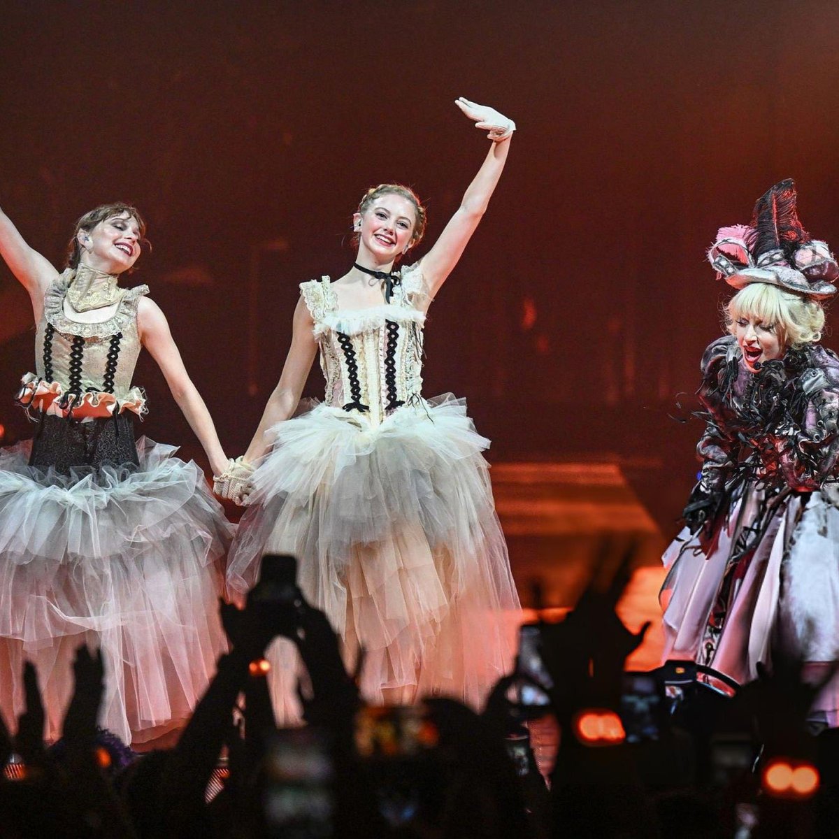 Status_Geek_Br's tweet photo. Fotos da participação de Emma Myers e Evie Templeton, a Enid e Agnes da série Wandinha, no show da Lady Gaga no Mayhem Ball. 🖤

📸: Via X/Getty Images 

#ladygaga #netflix #wandinha #emmamyers #evietempleton https://t.co/sbFe6cIOVb