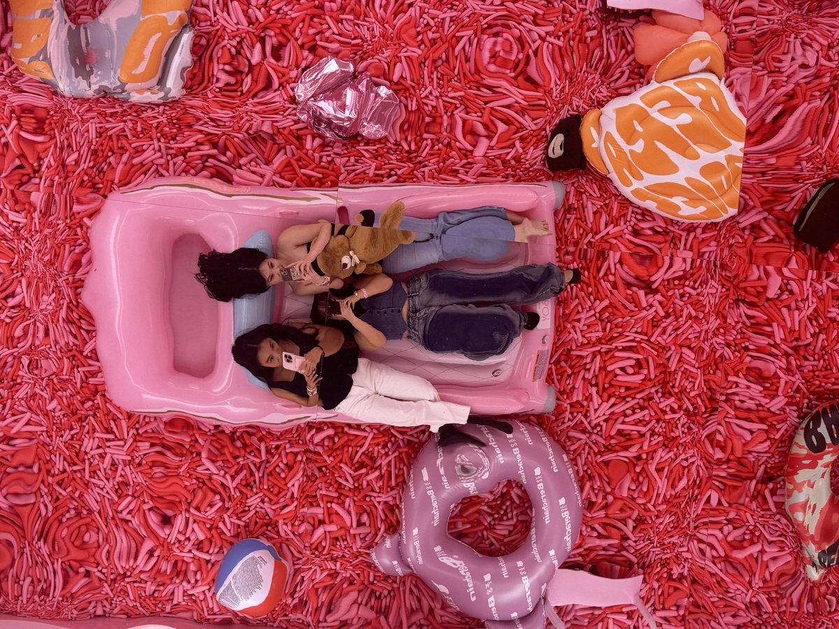 greenshoelf's tweet image. 🧁🍭🍬sprinkle pool party!!! 🍩 🍦w my @berabaddies !!!! 🧸🧸