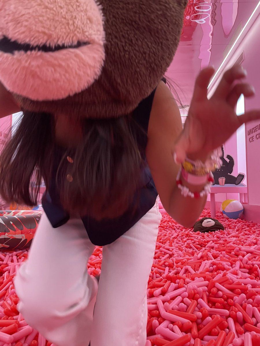 greenshoelf's tweet image. 🧁🍭🍬sprinkle pool party!!! 🍩 🍦w my @berabaddies !!!! 🧸🧸