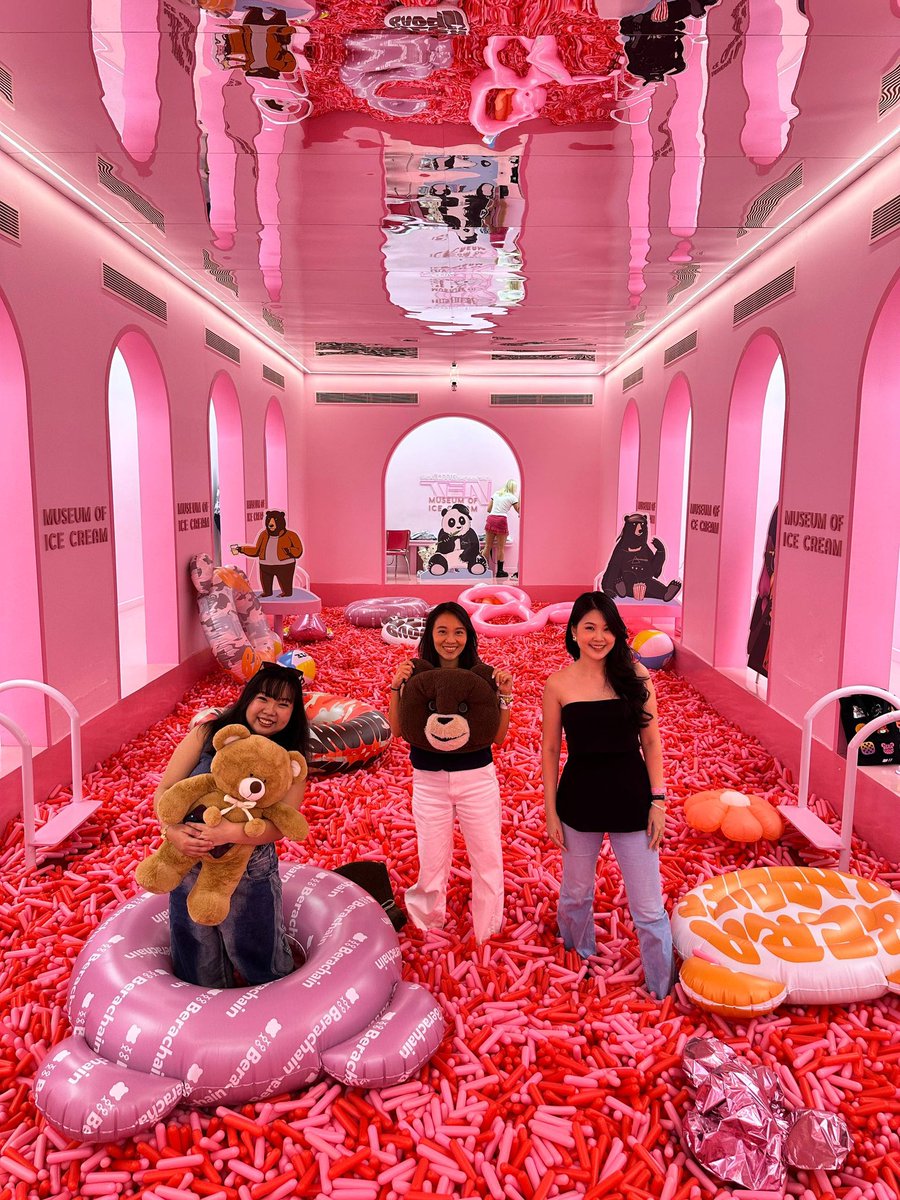 greenshoelf's tweet image. 🧁🍭🍬sprinkle pool party!!! 🍩 🍦w my @berabaddies !!!! 🧸🧸