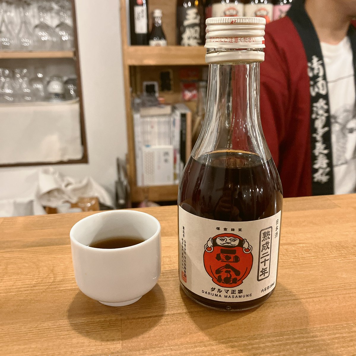 mana108's tweet photo. ⑧かもしか×達磨正宗
諸君、私は日本酒が好きだ
日本酒の中でも熟成酒が好きだ
熟成酒の中でも古酒といわれる酒が好き
は？？？？？20年？？？？？？？？1984年製？？？？？？？？？？？？？？？

達磨正宗10000年栄えよ－－－－－－－ https://t.co/h5SvMKrm8N