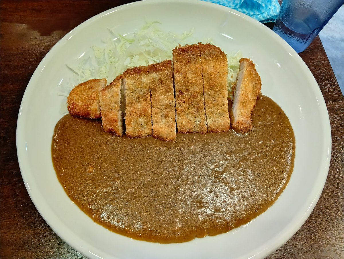 今日は冷凍食品の会社が制定したトンカツの日
ということで、今日新しく入社した方と経理さんの3人で、オフィスから近いカレー店のTonariに行き、私はカツあたま（少なめカツカレーのライスなし・代わりにキャベツ）を食べました
他の2名は野菜カレーでしたが、ルーが辛すぎたみたいです