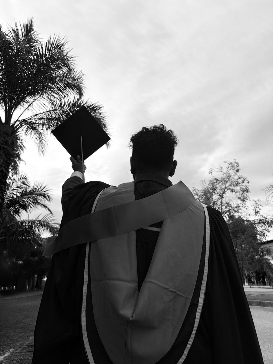 heyitssanjeev_'s tweet photo. graduated 🎓 https://t.co/SNuo1d6uXc