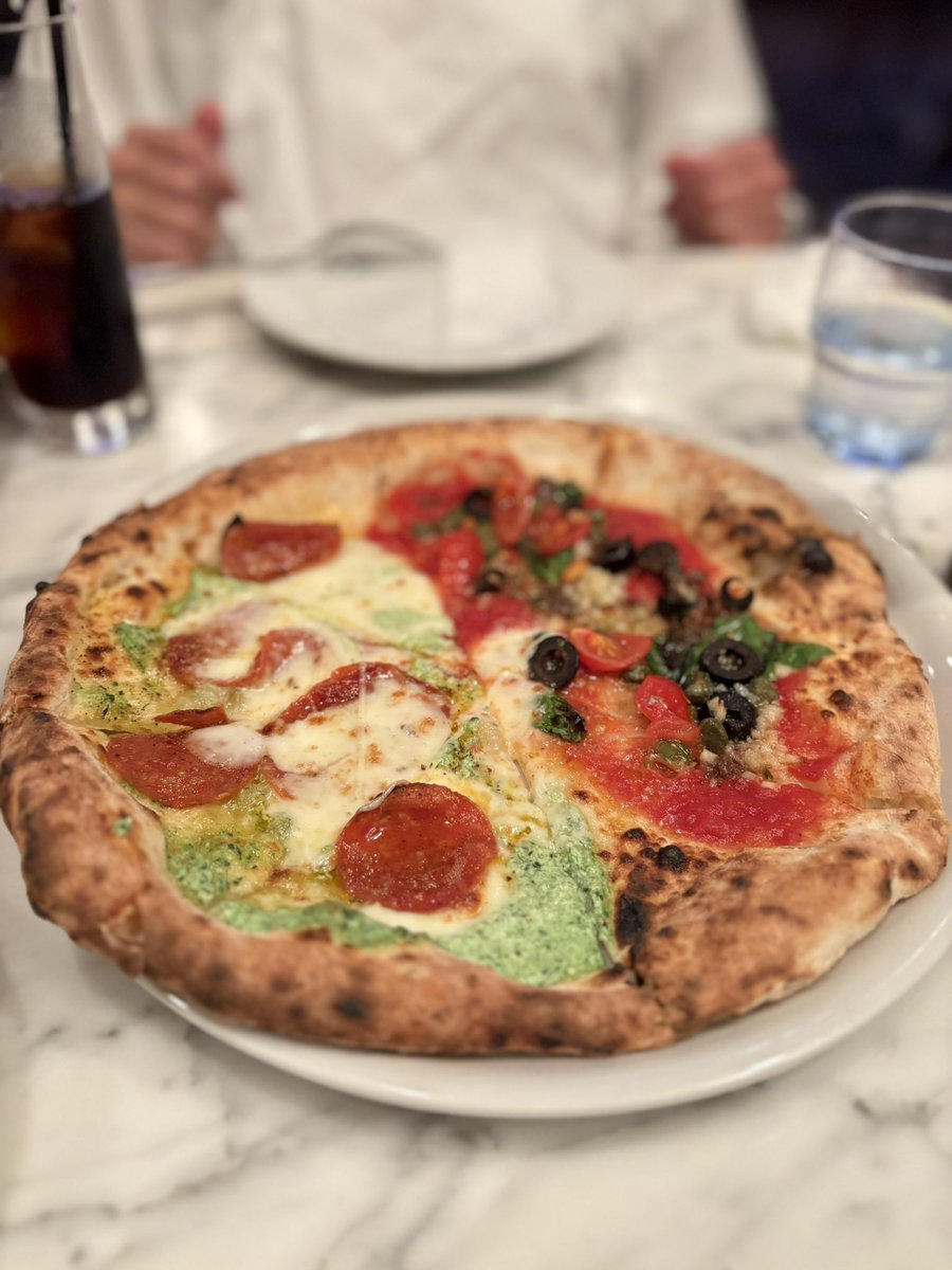 ngiw_0's tweet photo. 新宿のピザ屋さん🍕 https://t.co/SreFhYAYJv