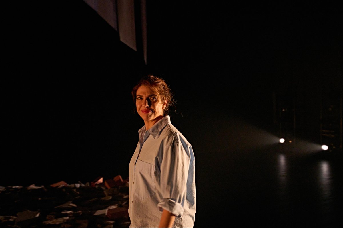 TEATROCLASICO's tweet image. 🎭 Del 16 al 19 de octubre en el #TeatreRialto de Valencia llega #LaFortaleza de Lucía Carballal, un diálogo contemporáneo inspirado en El castillo de Lindabridis de Calderón.

🧱 Una obra sobre las relaciones paternofiliales y la herencia del pasado, con tres grandes actrices.