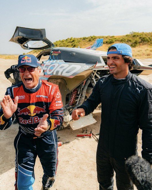 SoyMotor's tweet photo. 🤩 Sainz Jr: “Es uno de los mejores coches de carreras que he conducido nunca” 

🥹 Tras probar el coche de su padre: “Es impresionante conduciendo, es un monstruo, está loco. El hecho de que todavía lo haga a los 63 años… me deja alucinando” 

@Carlossainz55 @CSainz_oficial https://t.co/YwlUniUGYZ
