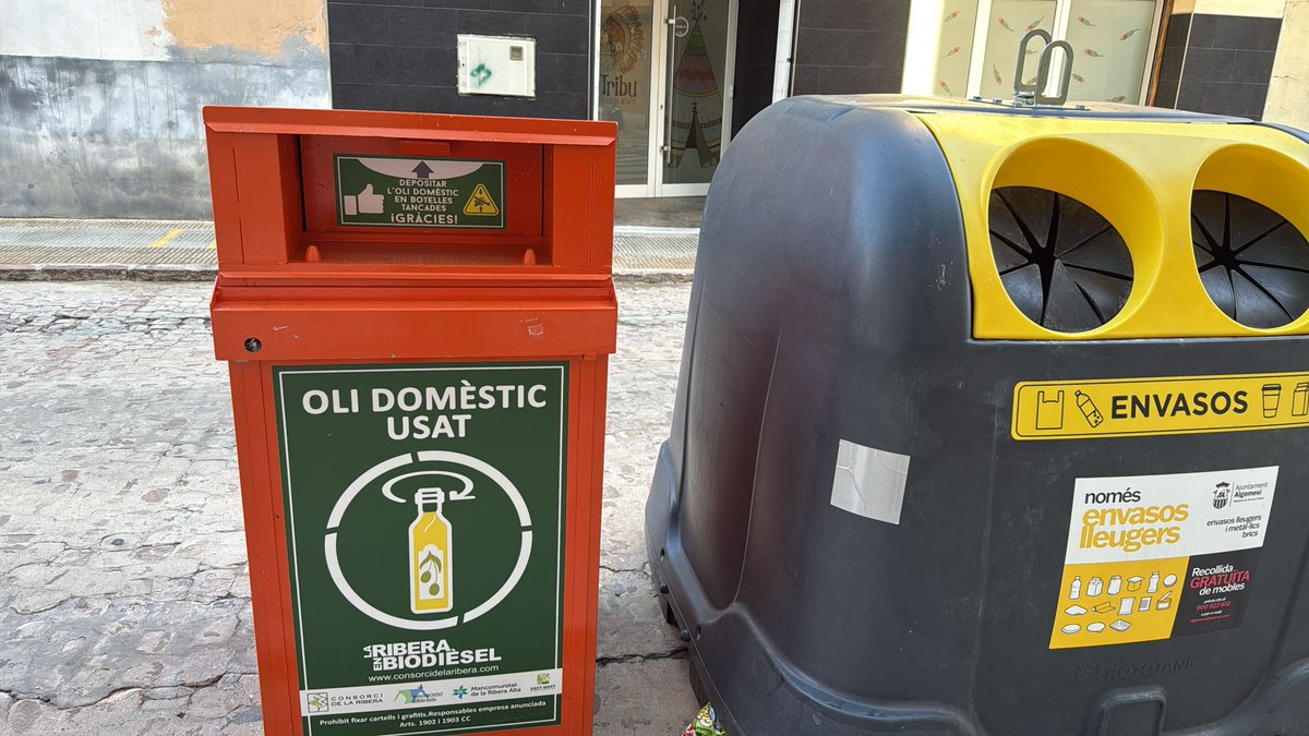 ♻️✨ Hui s’ha iniciat la instal·lació de 150 nous contenidors per a recollir oli domèstic usat 🛢️🏡 en municipis de la Ribera Alta i la Ribera Baixa 🌍💧.

Transformem residus en energia sostenible 💡🚛
→ #LaRiberaEnBiodiesel 🌱
👉 Un xicotet gest fa gran diferència 💚
