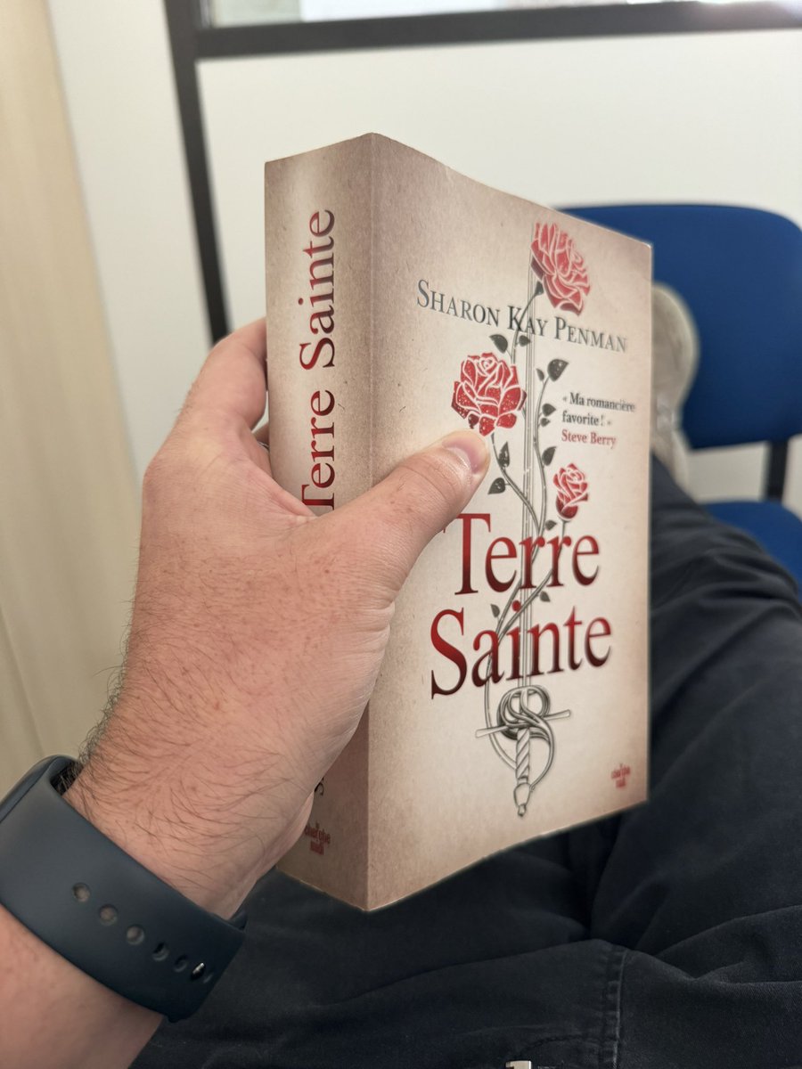 lecture_de_gab's tweet image. 📕 Nouvelle lecture engagée ! 

Le livre fait 5 kilos, je le trimballe partout, c’est digne de l’entraînement de Rock Lee. 

En tout cas ça commence fort, je sens que ça va être un classique!