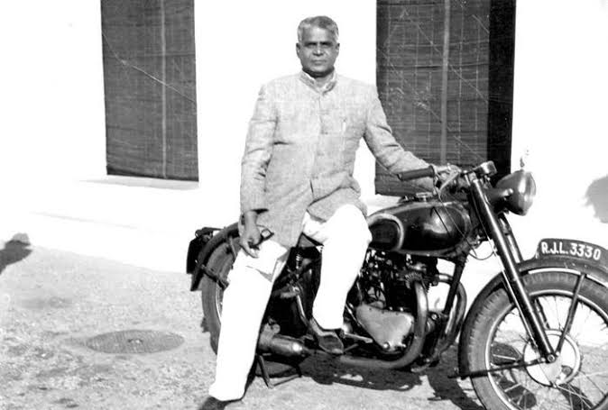 pandityaa's tweet image. ✨ Jai Narayan Vyas ✨
Titles:
🦁 Sher-e-Rajasthan
✊ Marwar ke Gandhi
🌟 Loknayak
Newspapers (Founded):
📰 Tarun Rajasthan – 1927
📰 Agi Baan – 1937
📰 Akhand Bharat – 1932
📰 Lokraj
📰 Peep – 1959
Books (Authored):
📖 Popabai ri Pol
📖 Marwar ri Avastha
📖 Gair Kanuni Lage