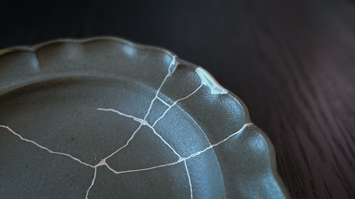 kintsugi_urushi's tweet photo. 一生懸命学んだら、想定以上にたくさんの人が頼りにしてくれるようになりました。
幸せだなぁ。　
本漆金継ぎクラス
https://t.co/4xglJSxJLU
#金継ぎ #金継ぎ東京 #金継ぎ教室
#kintsugi https://t.co/6XL1NK02Ri
