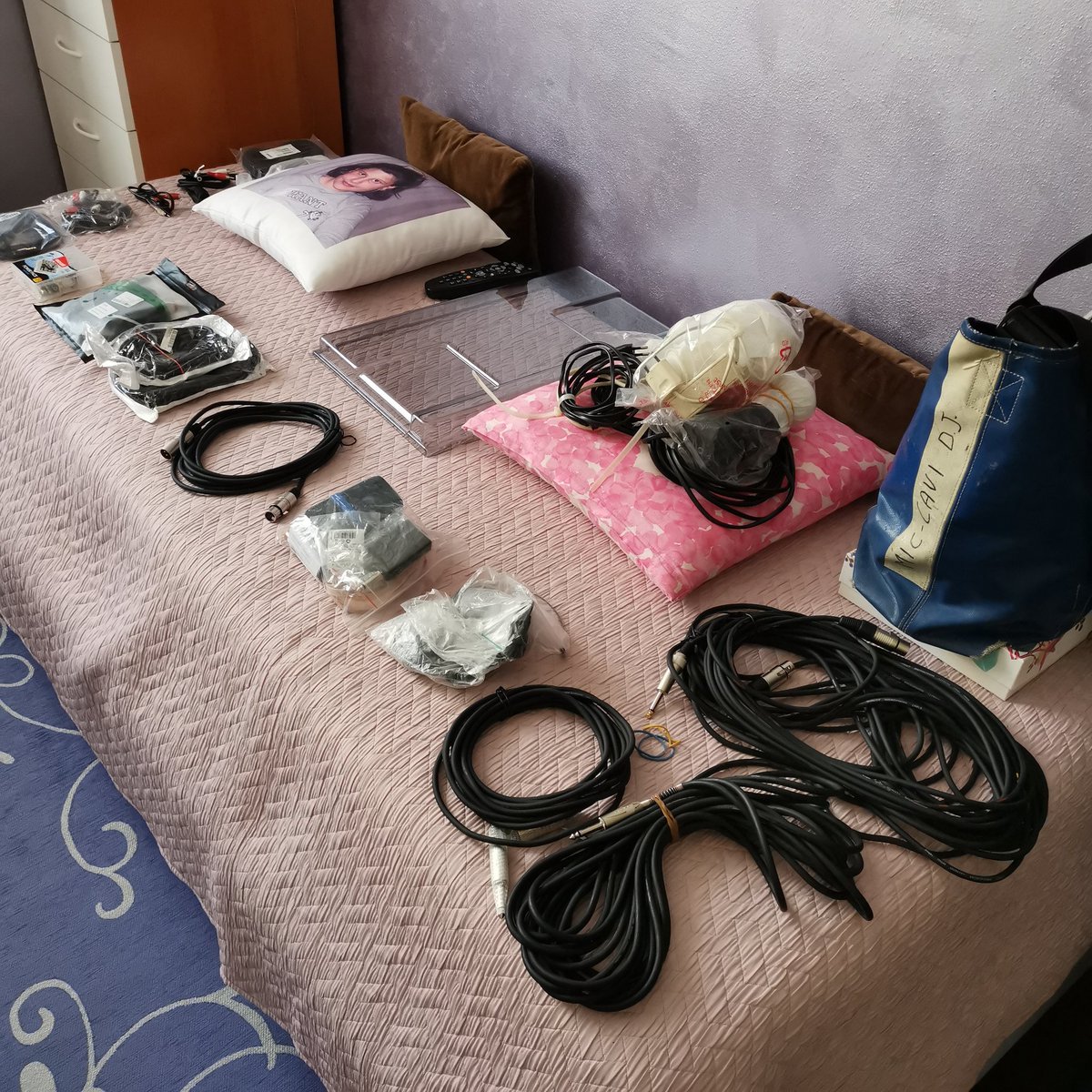 BobboMirco's tweet photo. Sta riprendendo corpo un progetto abbandonato molti anni fa. Dopo un problema di salute e l'invito medico di mollare i troppi impegni presi, prediligendo un po' di sano divertimento, ecco ributtarmi nel mondo della musica. Mente sana in corpo sano. #mbdj https://t.co/YxnnxbOdlC