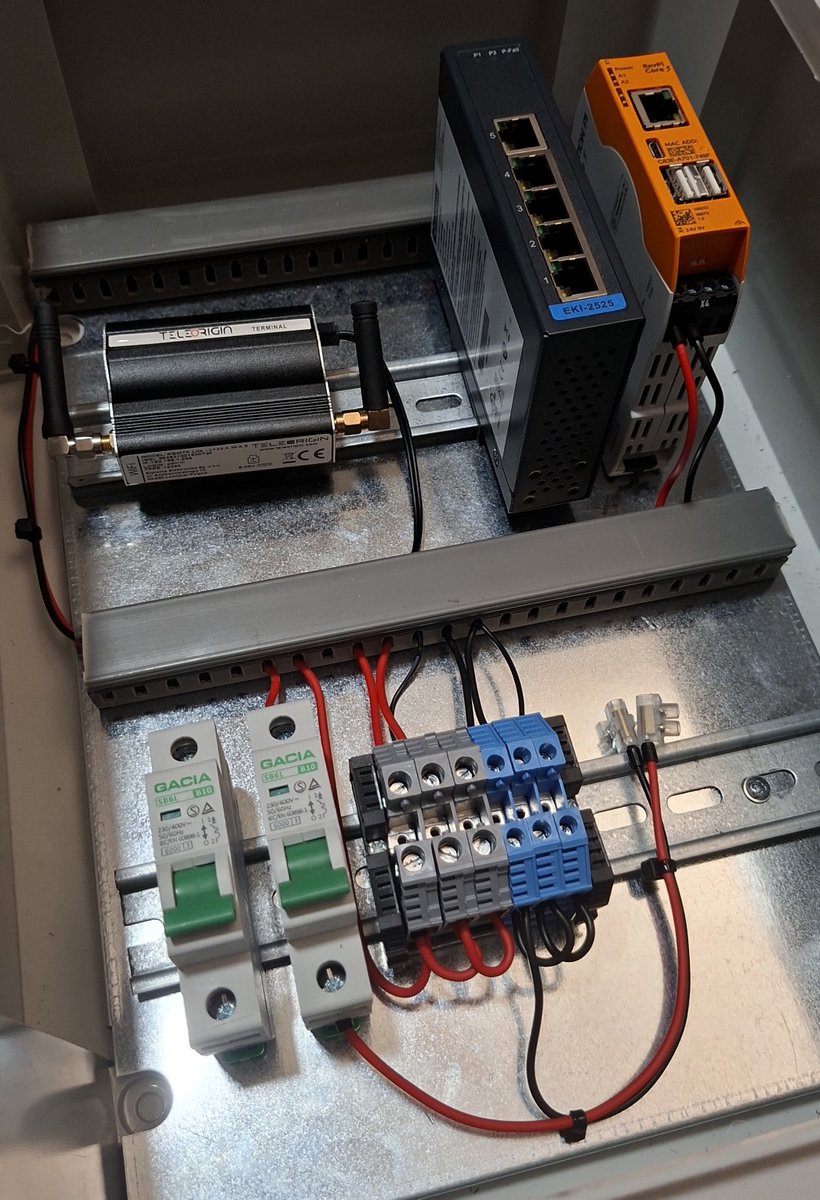 StrefaLinux's tweet image. Coraz bliżej własnego serwera zasilanego solarnie - skrzynka już gotowa!

strefalinux.pl/serwer-zasilan…

#fediverse #solar #skrzynka #serwer