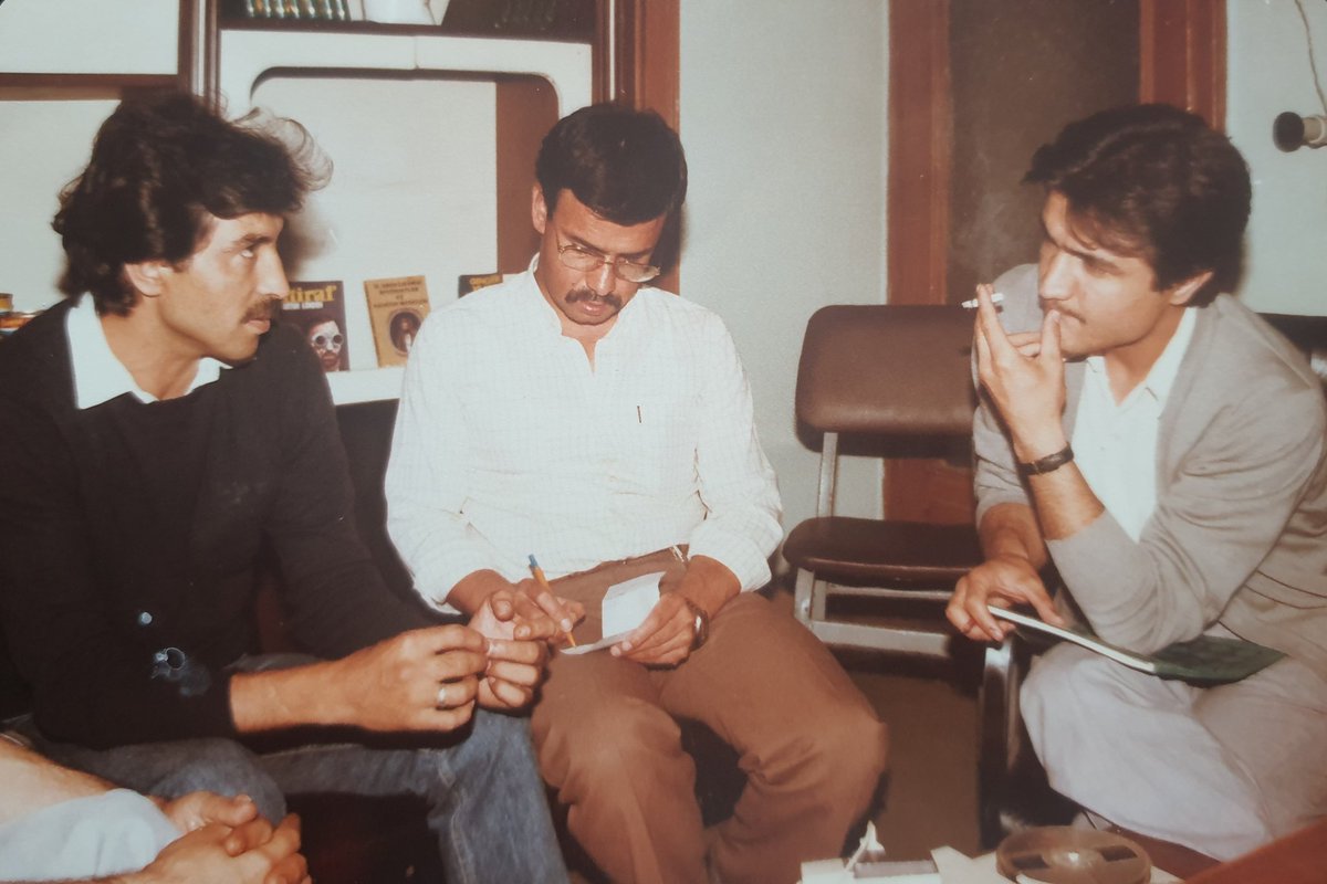 Töre roman ödülü sahibi roman yazarı dostumuz Hasan Kayıhan, o sırada Irak'ta savaş muhabirimiz olan Ökkeş Şendiller ve bendeniz ya Millet gazetesi, yahut Doğuş dergisi için konuşuyoruz. Bugün Ökkeş Beyi kaybettik. Ruhu şad olsun.