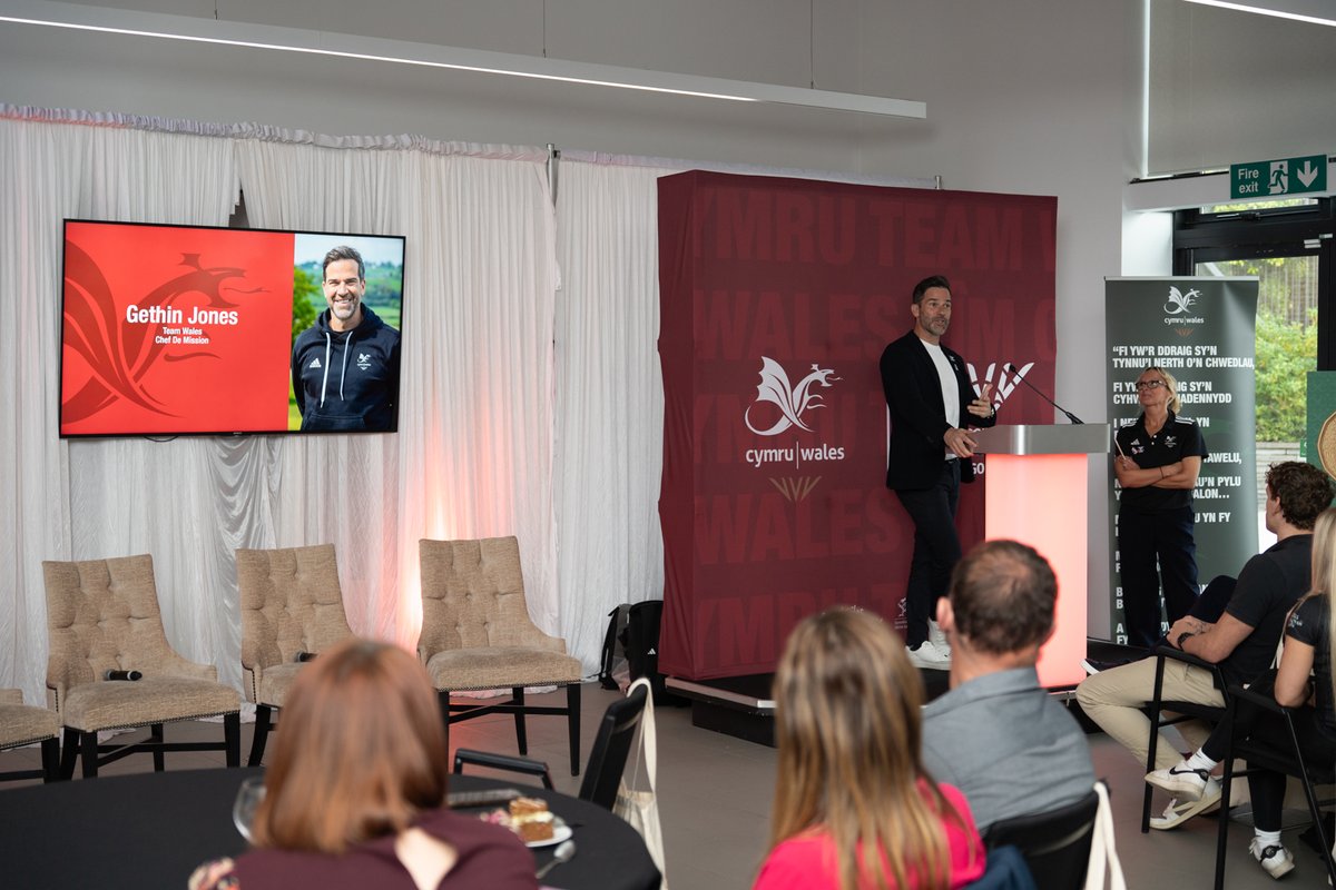 TeamWales's tweet image. 300 diwrnod i fynd / 300 days to go!

Brilliant Team Wales Business Club event at @RoyalMintUK , spotlighting:
🏊 Swim Wales – Fergus Feeney, Ross Nicholas, Matt Richards, para-star Meghan Willis
🚴 @BeicioCymru CEO Caroline Spanton sharing their busy summer and the finale for…