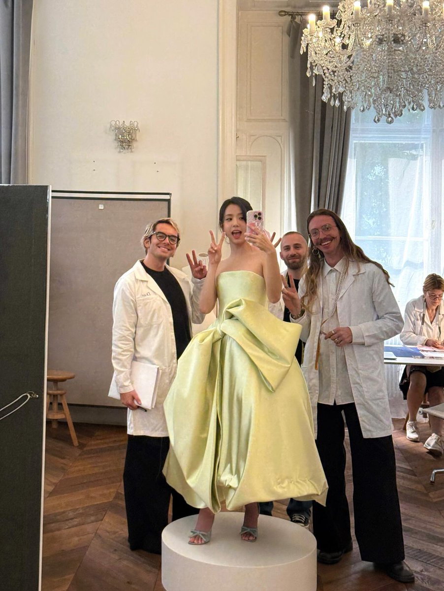 tkgaries103's tweet photo. We are seated for Queen JISOO

Human Dior Queen Jisoo is coming 

JISOO walks in and the world pauses.

DIOR PRINCESS JISOO AT PFW
#JISOOxDiorSS26 https://t.co/3R1lM1E9pG