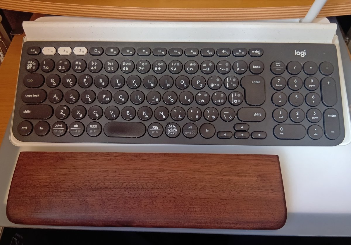 kgsm8008's tweet photo. #Crelaxio 様の木製リストレストをお試ししました✨️
タブレットとかのキーボードにも良いサイズかなと
先日のペンスタンドと色を合わせるとなんだがオシャレ…
手触りが良すぎてずっと触っている不審者は私です（）

https://t.co/lkRv4BJfKD

ブログのほうにもまとめました
https://t.co/aidD3vcBPl https://t.co/BtsOEmYseO