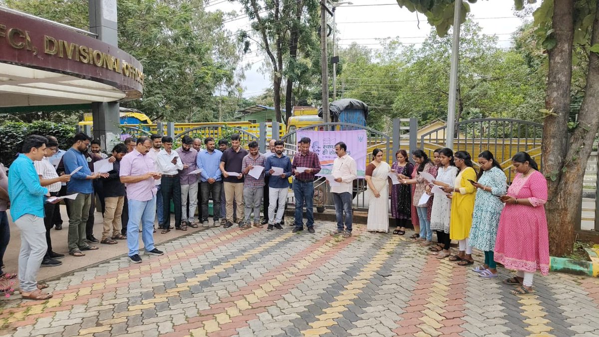 "Taking the #SwachhataHiSeva pledge at DO Shimoga we commit to uphold cleanliness, promote hygiene, and inspire others to do the same.
Together, let’s build a Swachh Bharat. 🇮🇳🧼
#SwachhBharat #CleanIndiaPledge"