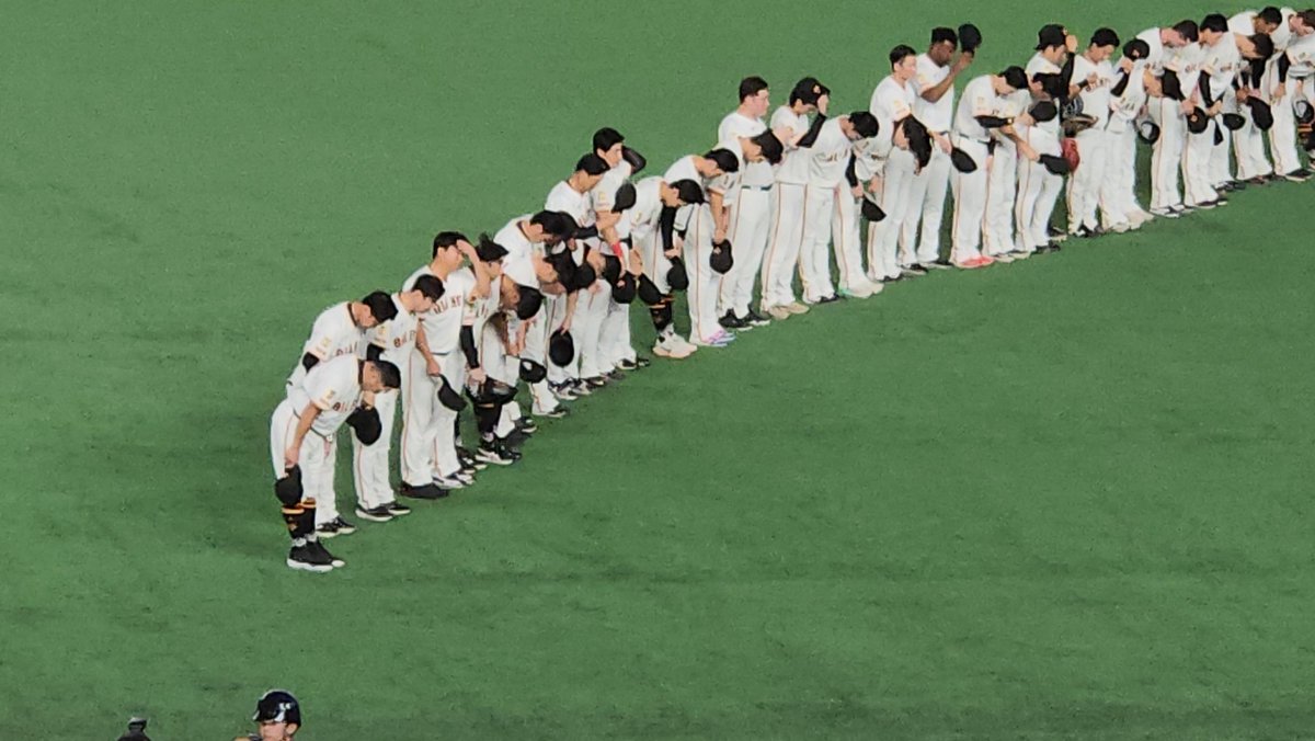 samasatai's tweet photo. 現地より最終戦うさほー🐰
今シーズンもいよいよ終了しました⚾
通算16勝10敗1分けでした。(東京ドーム16勝7敗1分け.ビジター0勝3敗…。)
私の今シーズンの野球観戦は今日で終了。CD行かれる方、健闘をお祈りいたします😄
#最終戦　#巨人ファン　#ビール
#ナイスゲーム https://t.co/Idvr2xh9HE