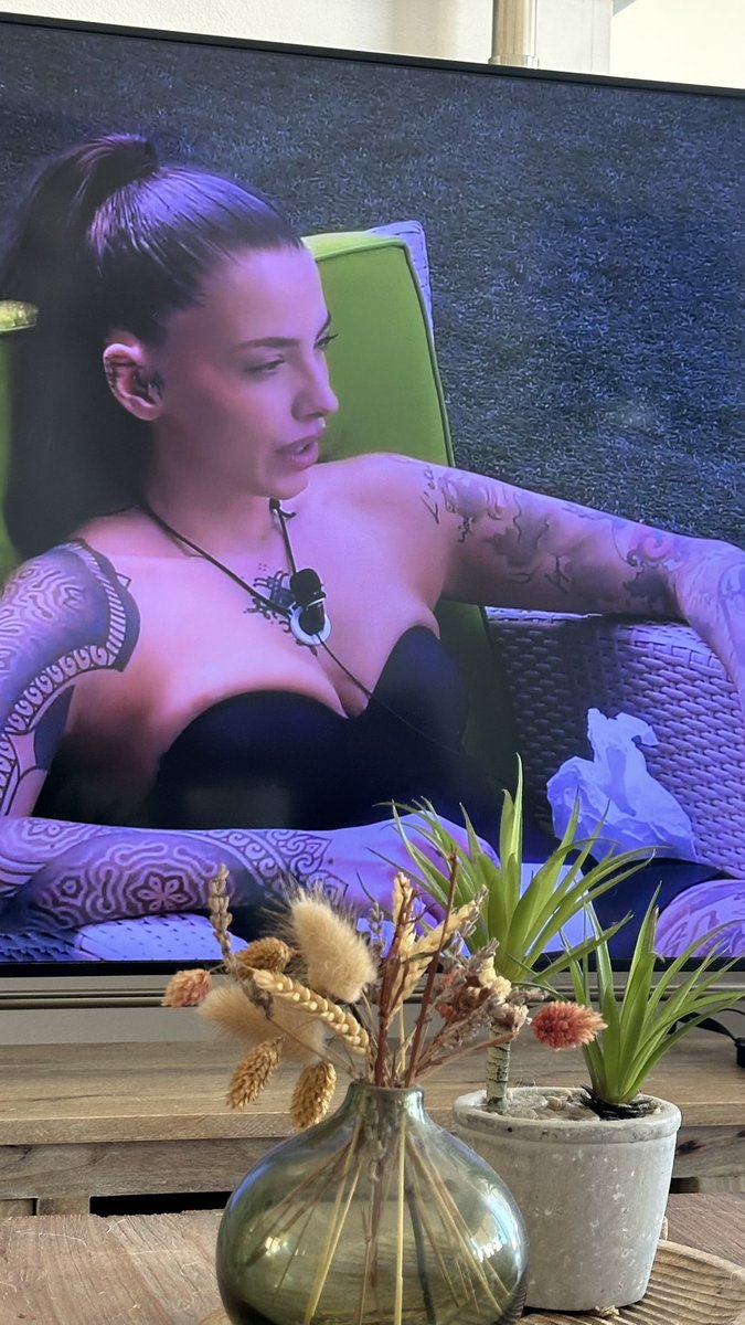 Paaatochon's tweet photo. Parfaitement symétrique ! 
🫢
#grandefratello https://t.co/lNoBpQWlFo