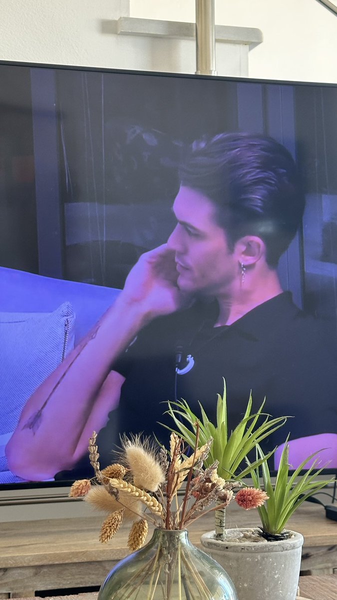 Paaatochon's tweet photo. Parfaitement symétrique ! 
🫢
#grandefratello https://t.co/lNoBpQWlFo