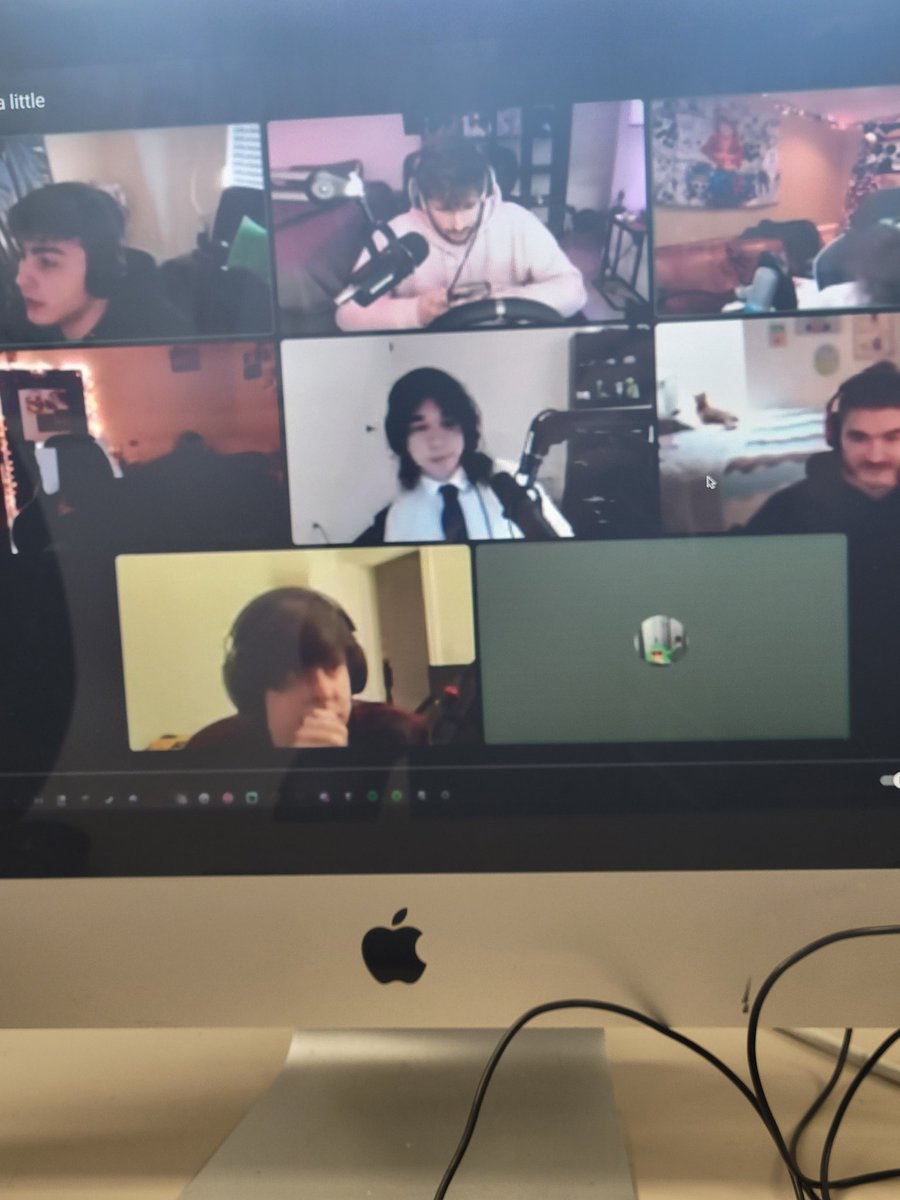 skits2006's tweet photo. Teach thinks im paying attention 😭✌️Whole time im watching the why https://t.co/wBIcNtgKp3