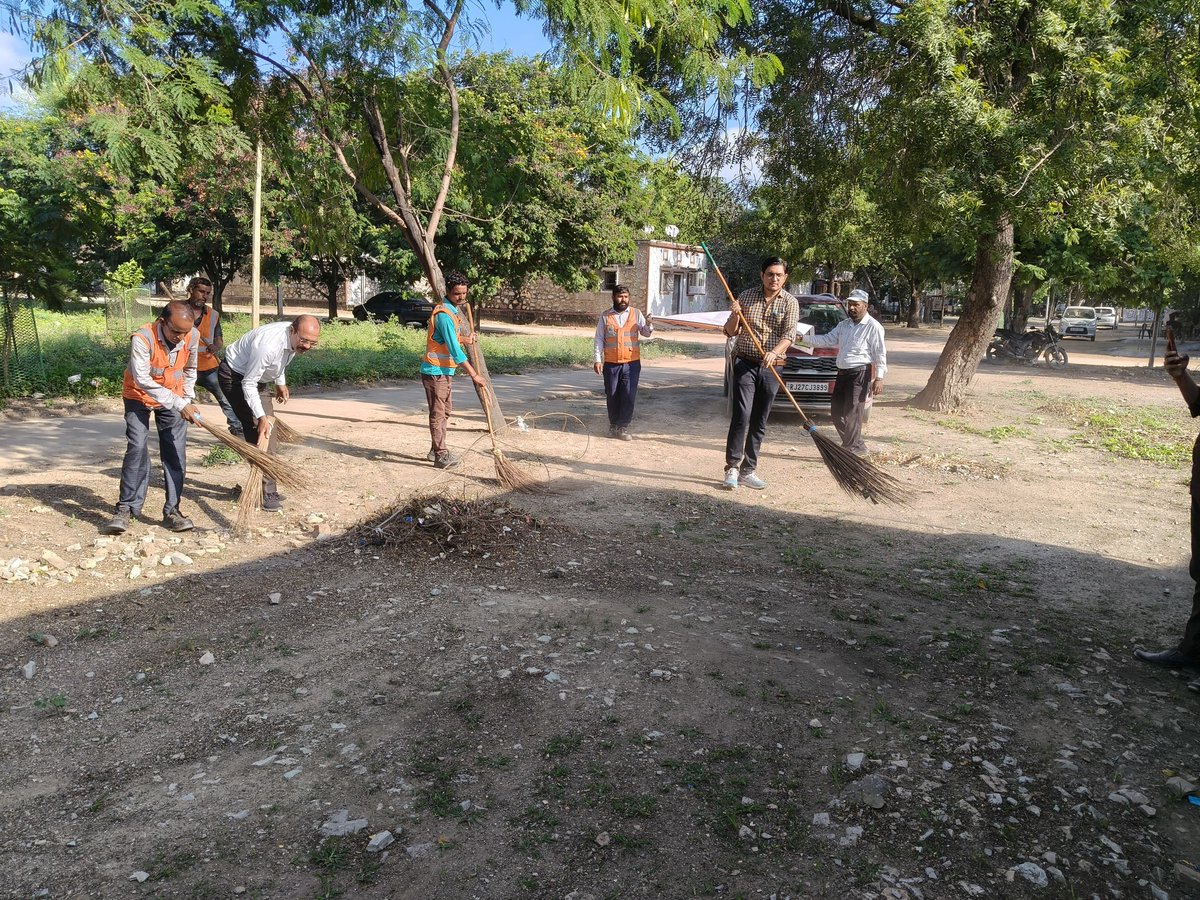 LabourMinistry's tweet image. 🧹✨Under the Shramik Chaupal Programme, a special campaign on Swachhata Hi Seva was organised at Labour Chauk, Karrhi (Kanpur) by DTNBWED, Ministry of Labour &amp;amp; Employment reinforcing awareness on cleanliness and the contribution of labour. #SwachhataHiSeva #LabourMinistry #MoLE