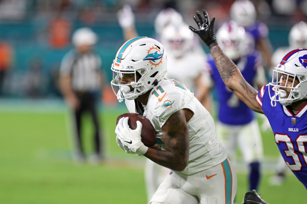 SSMiamiDolphins's tweet photo. #Dolphins bringing back wide receiver Cedrick Wilson Jr. in wake of #Tyreek Hill injury https://t.co/l54UdI43Go #NFL https://t.co/2F4OlgAQLF