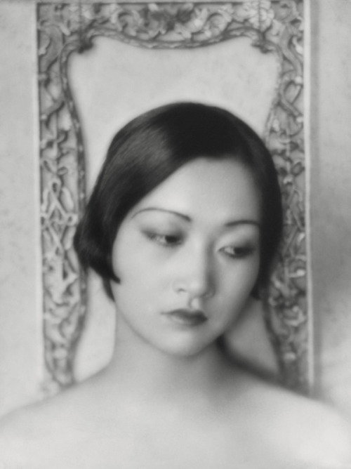 Suzanne08253534's tweet photo. Anna May Wong, 1926, photo by E O Hoppé https://t.co/ghec0rY2lR