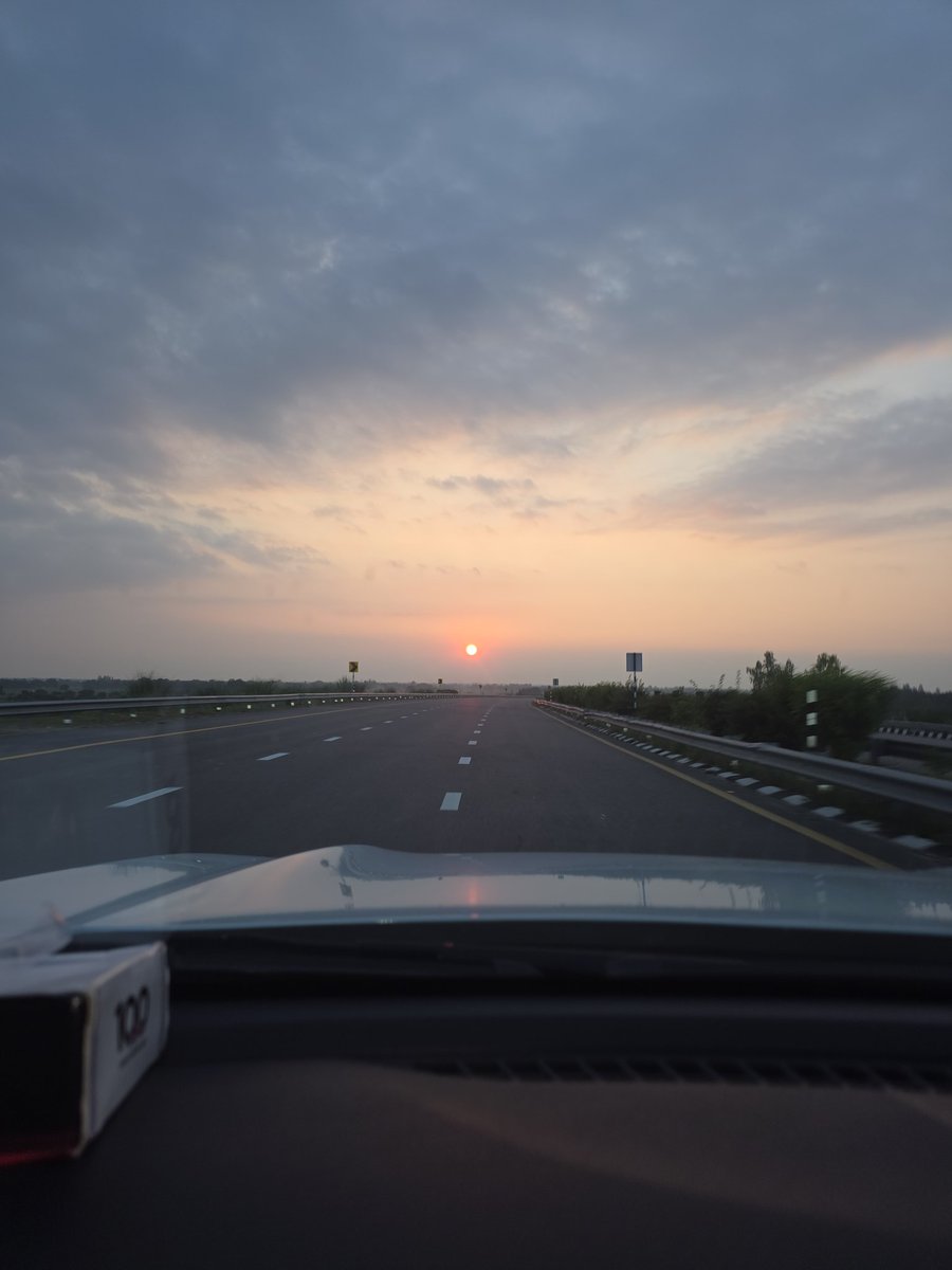 vapvarun's tweet image. Sometimes you just have to work with views like this. Sometime the road feels like the real office.

#WorkFromAnywhere #DigitalNomad #RoadTrip