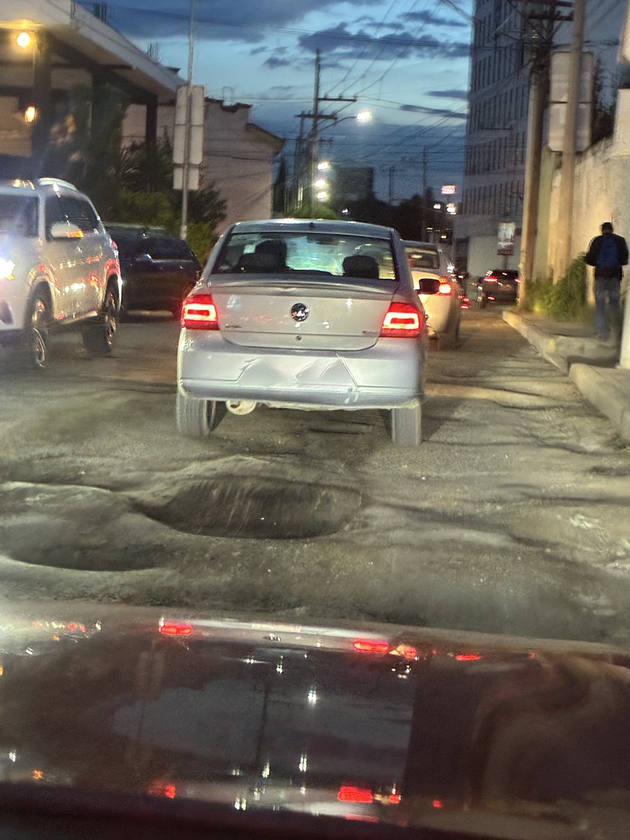iligabi's tweet photo. @JCarlos_Valerio si pudiera ayudarnos para reparar calle prolongación de la 6 norte entre 38 oriente  y camino a Ocotlán, @TonantzinFdz @GobiernoCholula de verdad que nuestros vehículos están siendo dañados lleva años esta situación, gracias, dejo evidencia https://t.co/LksvFiyv9m