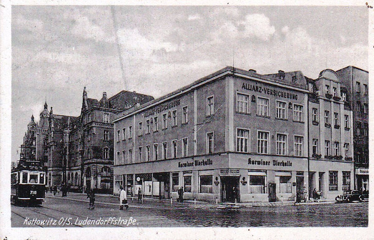 Fana43124688's tweet photo. #Kattowitz O.-S. #Ludendorfstraße / #Ring - #Karwiner #Bierhalle (1940).
A residential and commercial building, built in 1869 by Abraham Goldstein, rebuilt several times.
Currently address: #Rynek6 / #Korfantego Street in #Katowice it houses a McDonald's.
#Silesia https://t.co/EUkTgWbDC8