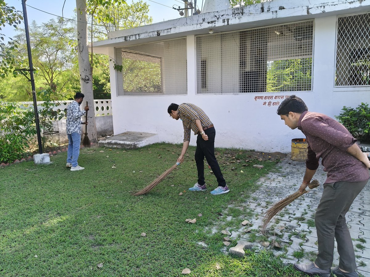 LabourMinistry's tweet image. 🧹✨Under the Shramik Chaupal Programme, a special campaign on Swachhata Hi Seva was organised at Labour Chauk, Karrhi (Kanpur) by DTNBWED, Ministry of Labour &amp;amp; Employment reinforcing awareness on cleanliness and the contribution of labour. #SwachhataHiSeva #LabourMinistry #MoLE