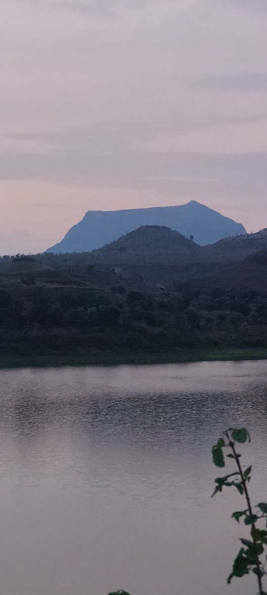 ChetanT91658295's tweet photo. At Evening with beautiful place 🌌#Evening #salherfort #Nashik #dam #mountains #nature #natural #unesc https://t.co/chFcjKxl6q
