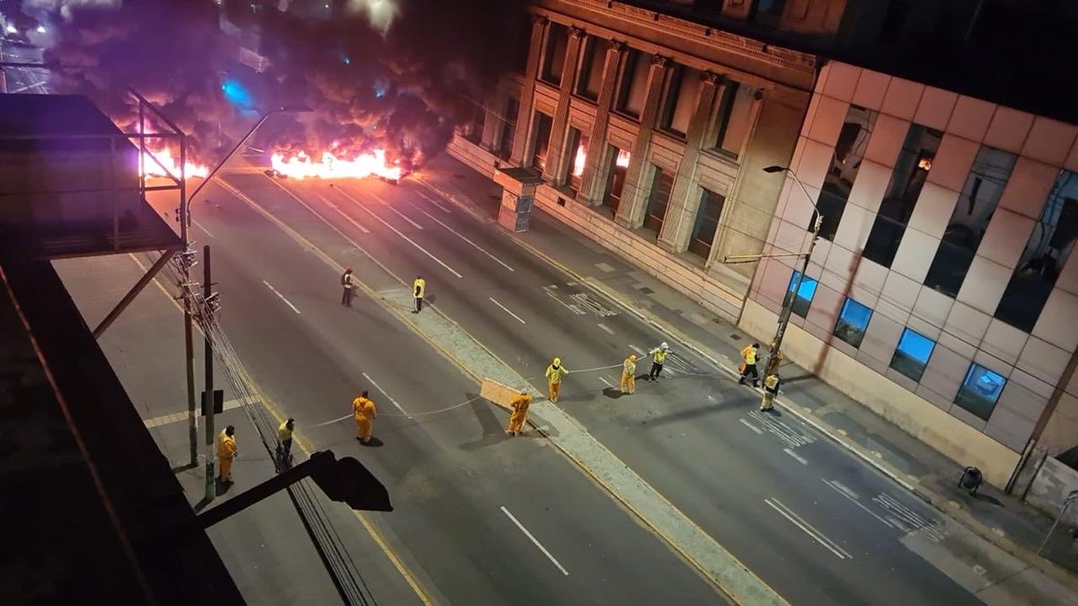 Desde el concesionario TPS de <a href="/PortValparaiso/">Puerto Valparaíso</a>, nos informan sobre una interrupción de operaciones producto de un paro de estibadores.

Un hecho lamentable que, nuevamente estresa a la cadena logística terrestre.