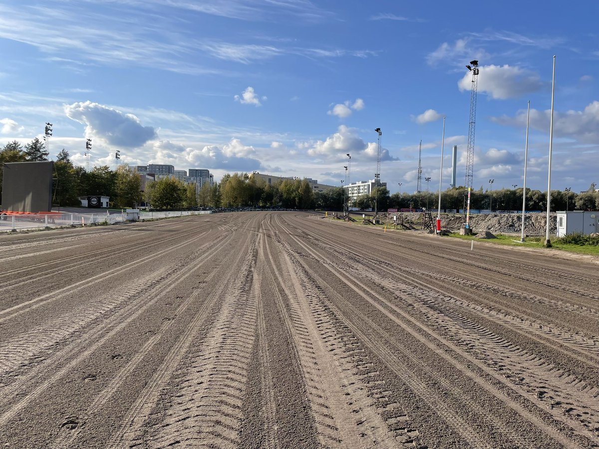 Illan #ravit viedään läpi hyvissä olosuhteissa, +8 astetta, poutaa ja heikkoa tuulta!

Tallialueella ruuhkaa, kun paljon hevosia ja jaettuja katoksia. Sopu antaa sijaa.

Poni- ja koelähdöt klo 17.20 suorana YouTubessa ➡️ vermo.fi/live
Tervetuloa paikalle &amp; taajuuksille!