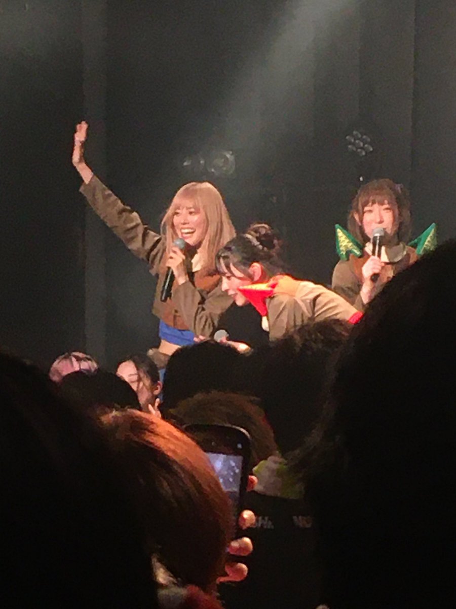 TuppariKEN16's tweet image. レオナさん、モモチさんがメンバーになって1000日
実は最初追加メンバーをよく思っていなかったのだけど、頑張る2人に心を打たれていつの間にか応援していた
特典会ではモモチさんのキャラを好きになり、MCで披露した古畑ポーズをしました
これからもよろしくね
 #レオモモアイドル1000日おめでとう