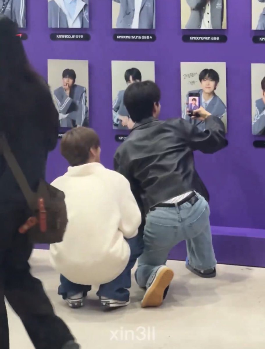 아니 김건우 멤버랑 셀카 찍는 줄 알았는데 지 사진 대문짝만하게 찍고 있네 자기애 ㅅㅂ 광대 올라간 거 봐