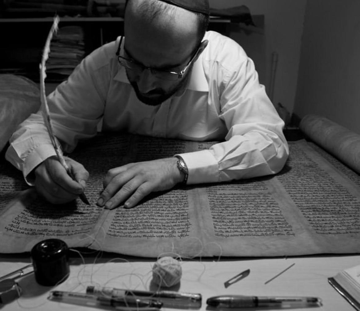 Yom Kipur (Kefaret Günü); Roş Aşana bayramından on gün sonra İbranî Takvimi'nin ilk ayı olan Tişri ayının 10. gününe rastlar. Tutulan büyük oruç ile kişi, yeni seneye kendi vicdanı ve Tanrı’yla hesaplaşmış, kendini yenileyerek temize çıkmış bir şekilde başlar.
photo:alberphotoart