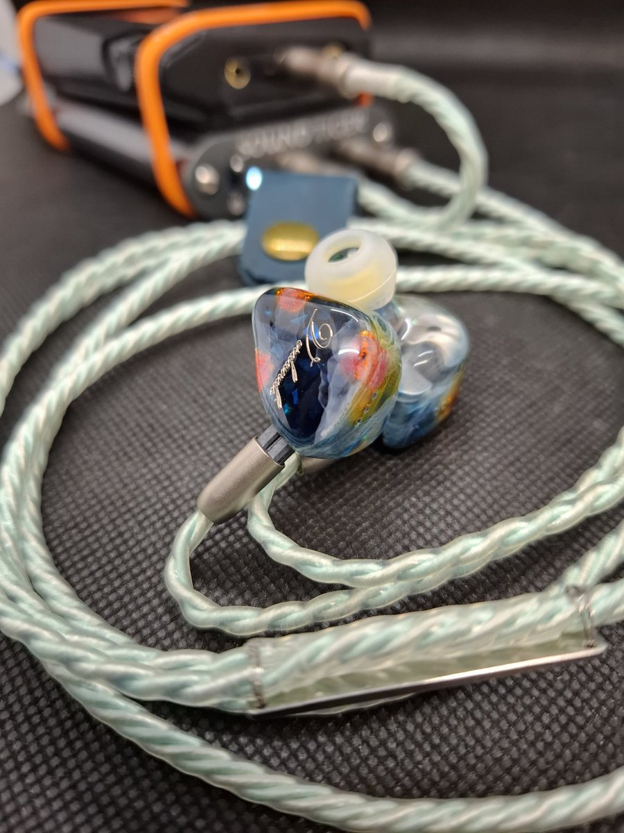 今日はなんか仕事中からこの音が聴きたくて帰って聴くことを励みに乗り切った。 満足😊

Astell&amp;Kern SR35 
WAGNUS. Zillion Sheep "Acqua" IC
うつせみワークス SOUND TIGER Potenza 
WAGNUS. Zillion Sheep "Acqua"
Kinera Imperial Verdandi 
ELETECH BAROQUE Stage