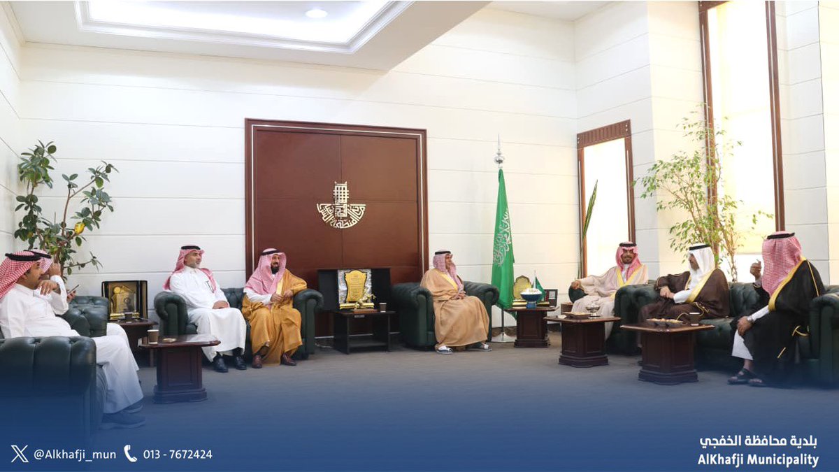 Alkhafji_mun's tweet image. قام سعادة د. عبد الملك بن سليمان التويجري رئيس مجلس الجمعيات التعاونية صباح اليوم ١ اكتوبر ٢٠٢٥ بزيارة لبلدية الخفجي يرافقه أعضاء مجلس الإدارة : أ. عبد الله بن مهدي الشمري، نائب رئيس المجلس، د. يحيى بن عبدالعزيز الحقيل، عضو المجلس، مستشار معالي وزير البلديات والإسكان،