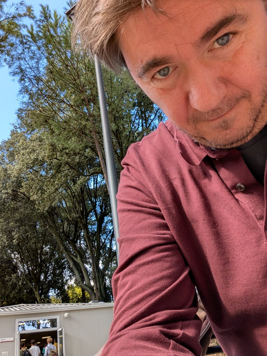 Crisi di mezza età? Tornate studenti!
Primo giorno di lezioni per Filosofia <a href="/SapienzaRoma/">Sapienza Università di Roma</a> a Villa Mirafiori. Mi sto divertendo un mondo e per qualche ora mi scordo di essere un adulto. Viva la spensieratezza :) (ovviamente in aula I si sta anche in piedi)