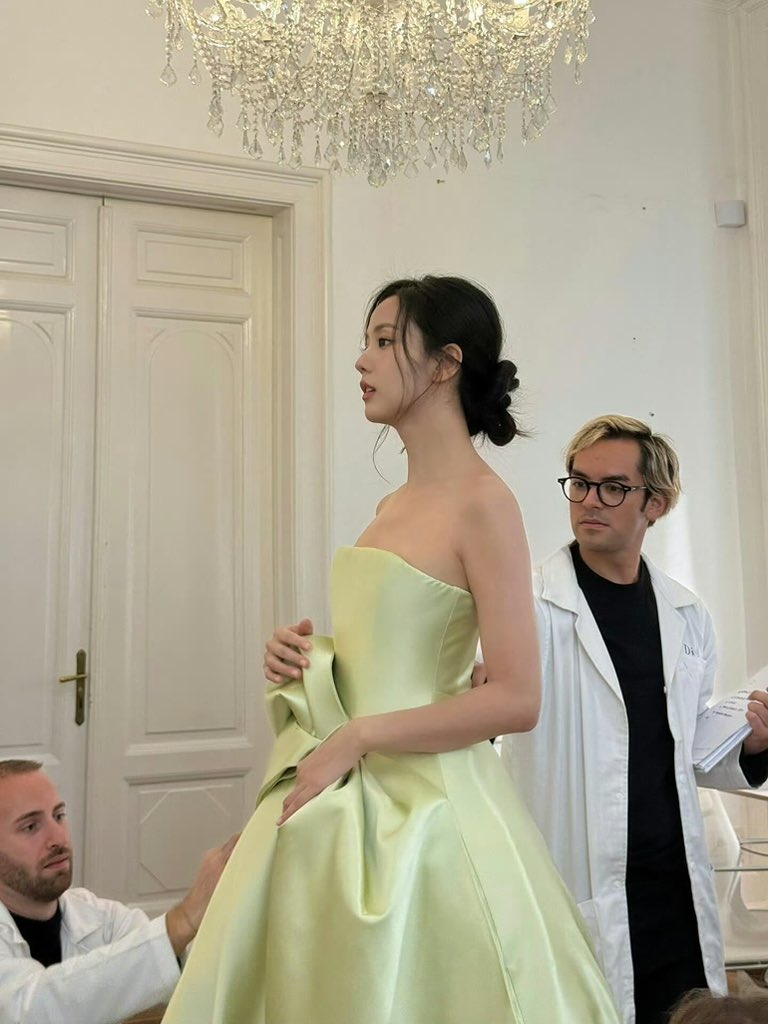JINGXI03029's tweet photo. DIOR PRINCESS JISOO AT PFW
#JISOOxDiorSS26 

#JISOO #JISOOxDior #DiorSS26 #PFW @Dior https://t.co/43ADMxvwk3