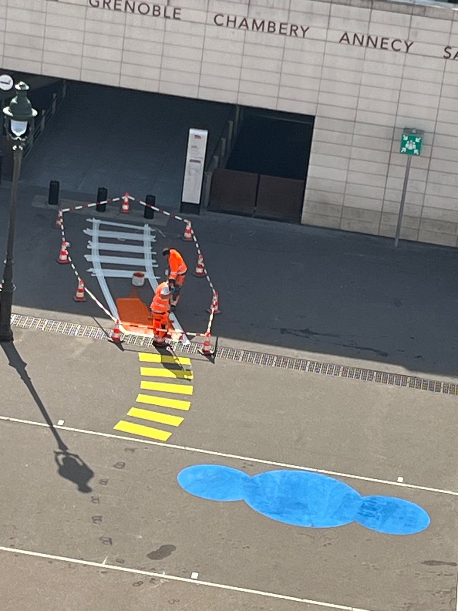 Les riverains de la place Henri Frenay réclament plus de présence policière, plus de surveillance contre les incivilités, l’insécurité et l’insalubrité auprès de <a href="/EPierreMarie/">Emmanuelle Pierre-Marie</a>. Après une pseudo concertation, ils ont été entendus avec… la réalisation d’une superbe fresque !!!