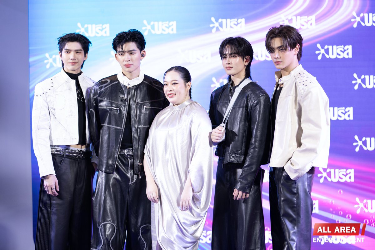 4 หนุ่ม JASP.ER “จุง-อู๋-แซนต้า-ปอนด์” ถ่ายรูปร่วมกับผู้บริหารในงาน Breeze Quick Wash : The Speed Experience งานเปิดตัวผลิตภัณฑ์ใหม่ “บรีส สูตรซักด่วน” 

JASPER X BREEZE 
#BreezeQuickWashxJasper