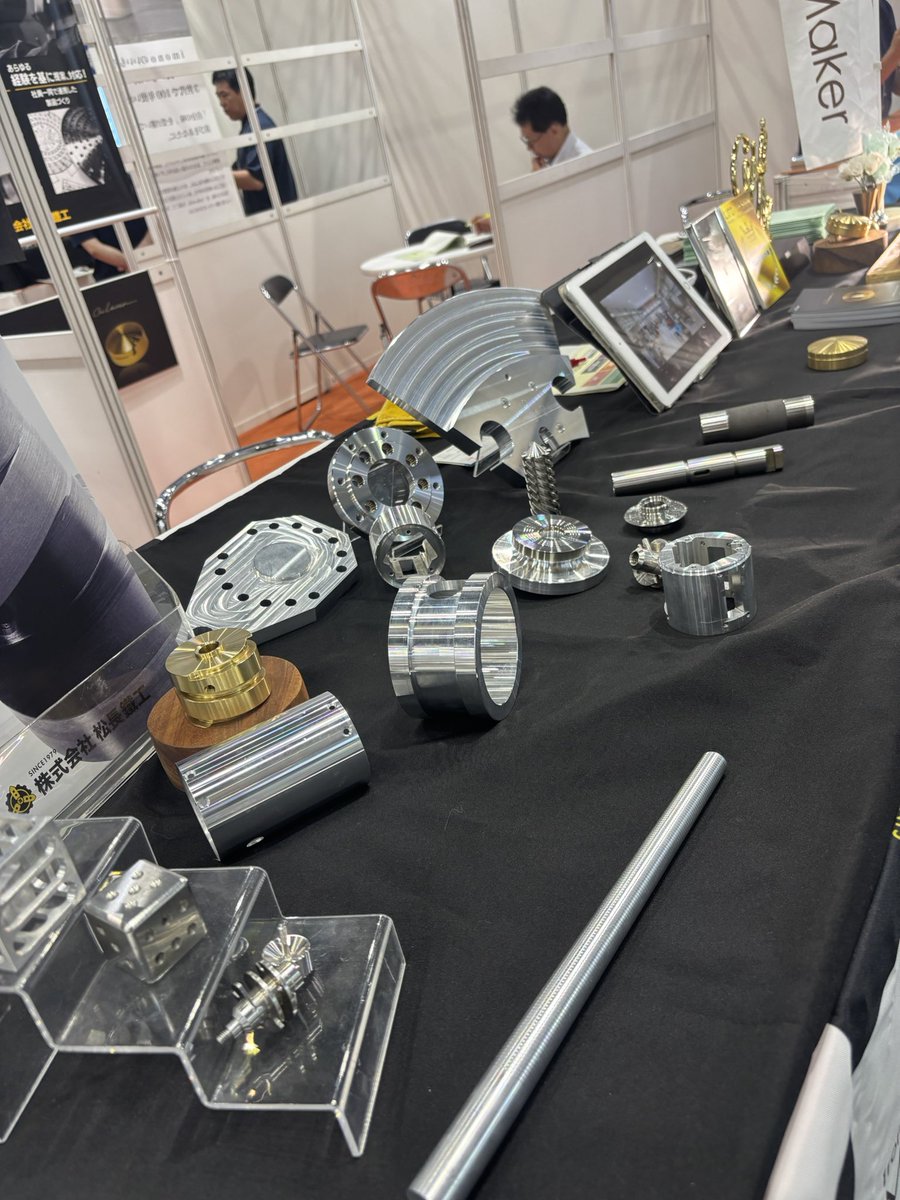 お疲れ様です！

10月1日から３日まで、
インテックス大阪にて、
「機械要素技術展」に宮崎県ブースにて
共同出展しております😊
初日無事終了して、やっとゆっくりしてます。

今日は…
どこか見たことあるようなカッコイイ
作業服の集団…
（株）テクノファームの社員さま達でした！😆