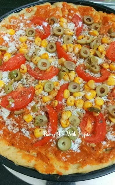 Greek pizza.
Easy to make pizza topped with olives, feta cheese, mozzarella cheese, tomato, olive oil and sweet corn. And the base is also flavoured and spiced up with garlic and herbs. Not refined flour, this Greek pizza is made of whole wheat flour. batterupwithsujata.com/2019/10/greek-…