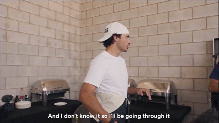 VERSAINZNORRIS's tweet image. HES TOO SEXY WEARING HIS CAP BACKWARDS LIKE THAT 😩😩😩