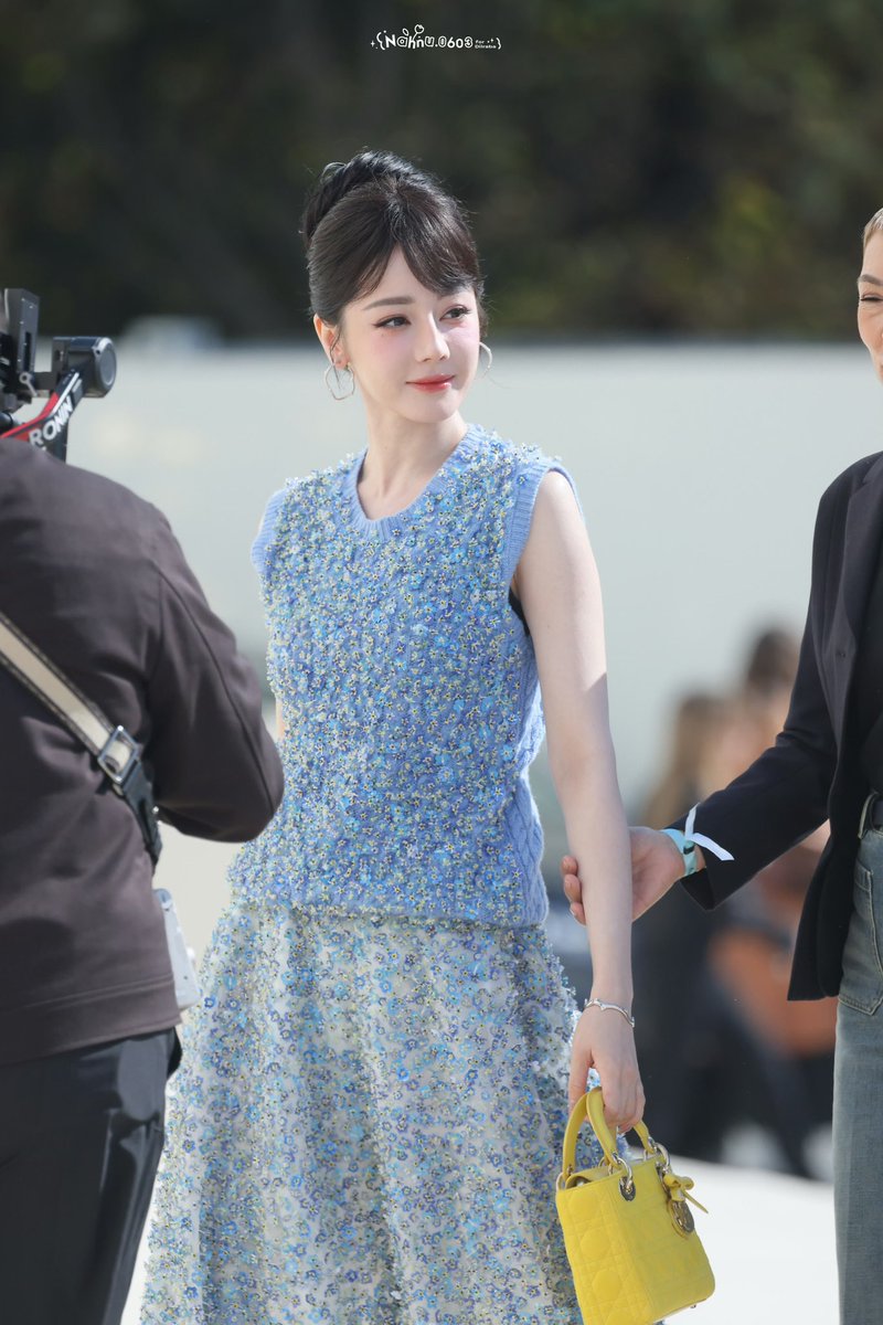 Dilraba_ThAlice's tweet photo. แสงประกายของตี๋ลี่เร่อปาราวกับดวงดาวที่แต่งแต้มท้องฟ้า Dior ให้ยิ่งงดงาม 

#DilrabaDiorSS26
DILRABA DIOR PFW25
#DiorSS26 #Dilraba https://t.co/43TIjNRYGv